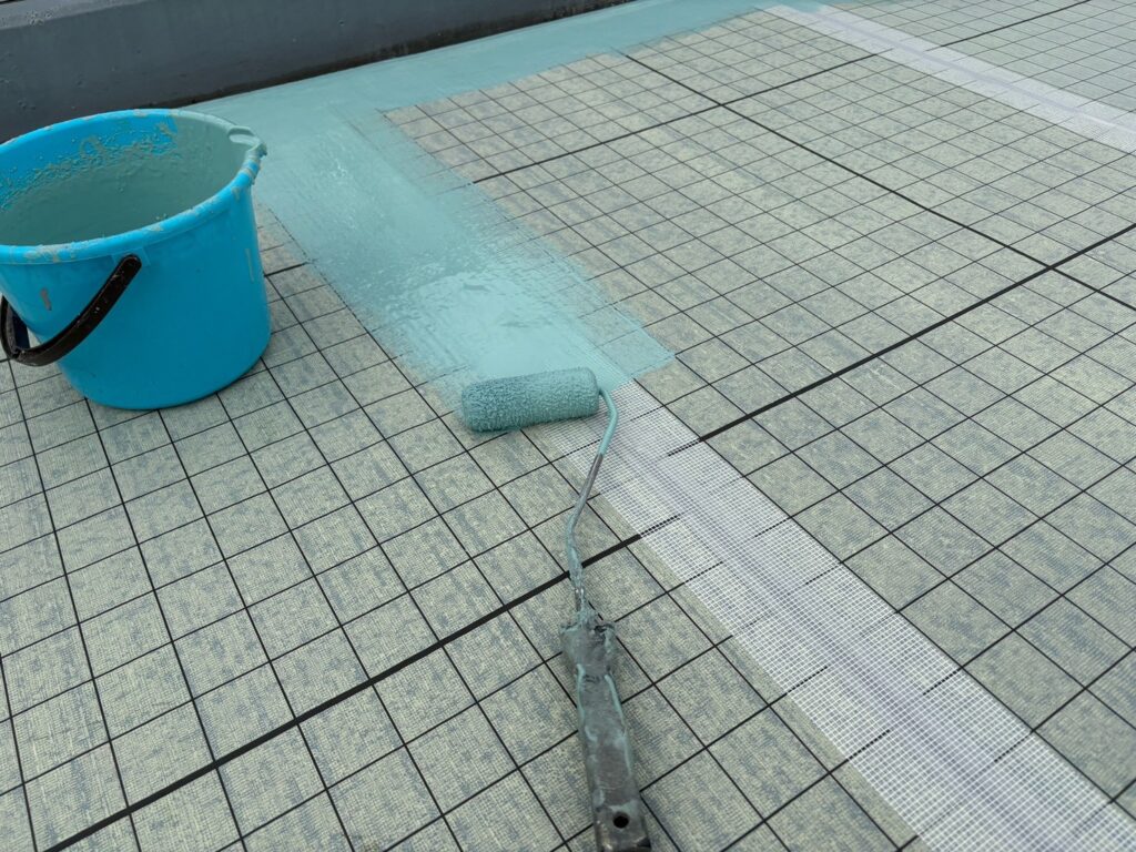 自着シートのジョイント部に防水処理<br />
（メッシュシート貼り→防水処理）